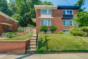 Pet-Friendly Arlington Townhome with Furnished Patio